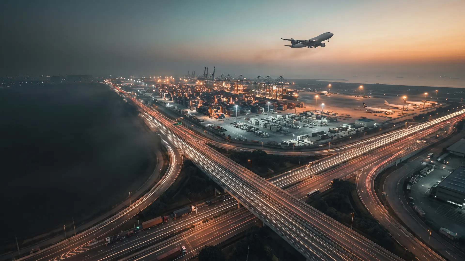 Avión de carga internacional despegando al amanecer - operación logística Kold Gold