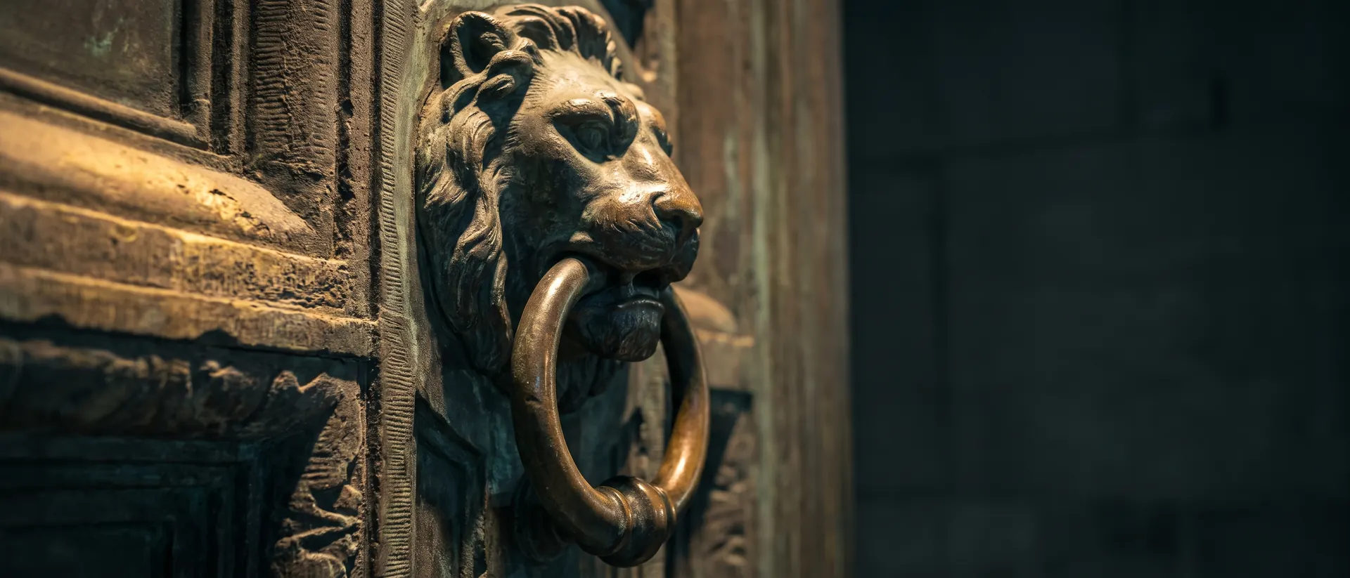 Manija de bronce en el portón de piedra de un edificio de gobierno